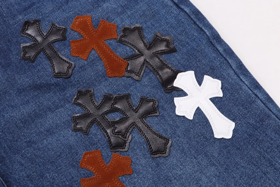 P250 Style No.: H431 Chrome Hearts CH Chrome Hearts Heavy Industry Damaged High Street Jeans exude uninhibited personality and unique charm. Every wear and tear is carefully designed to present a unique artistic feel. Made of imported denim fabric, which has undergone heavy industrial washing and destruction treatment, the trousers show a super cool effect on the upper body, allowing you to dominate the fashion stage.  This is more than just a pair of jeans, it is an expression of attitude. With its unique design concept and ultimate pursuit of details, Croxin breaks traditional boundaries and defines the jeans trend in the new era. The trousers are made of double-layer woven fabric and matched with customized hardware, showing an incomparably beautiful and unique style, making every wearer the focus of fashion. Imported denim fabric, super heavy-duty washed and damaged, the upper body is super cool! Customized hardware, incomparably good-looking model. The production process is difficult. It has a high-street feel. Color: blue Size: S M L XL XXL